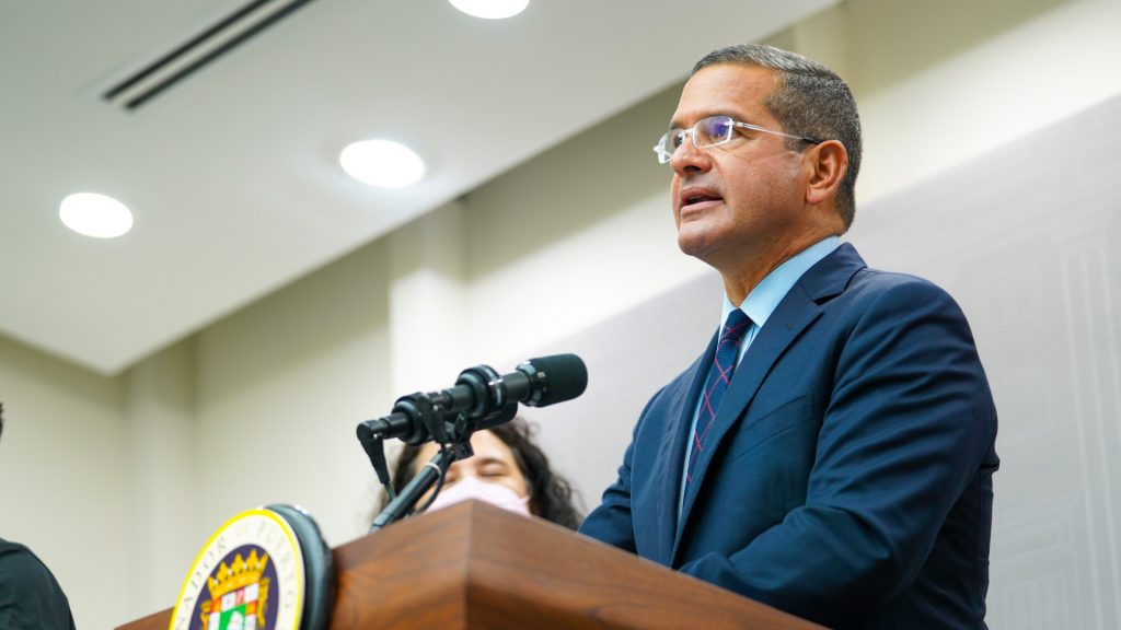 Gobernador convierte en ley aumento al salario mínimo a partir de enero 2022