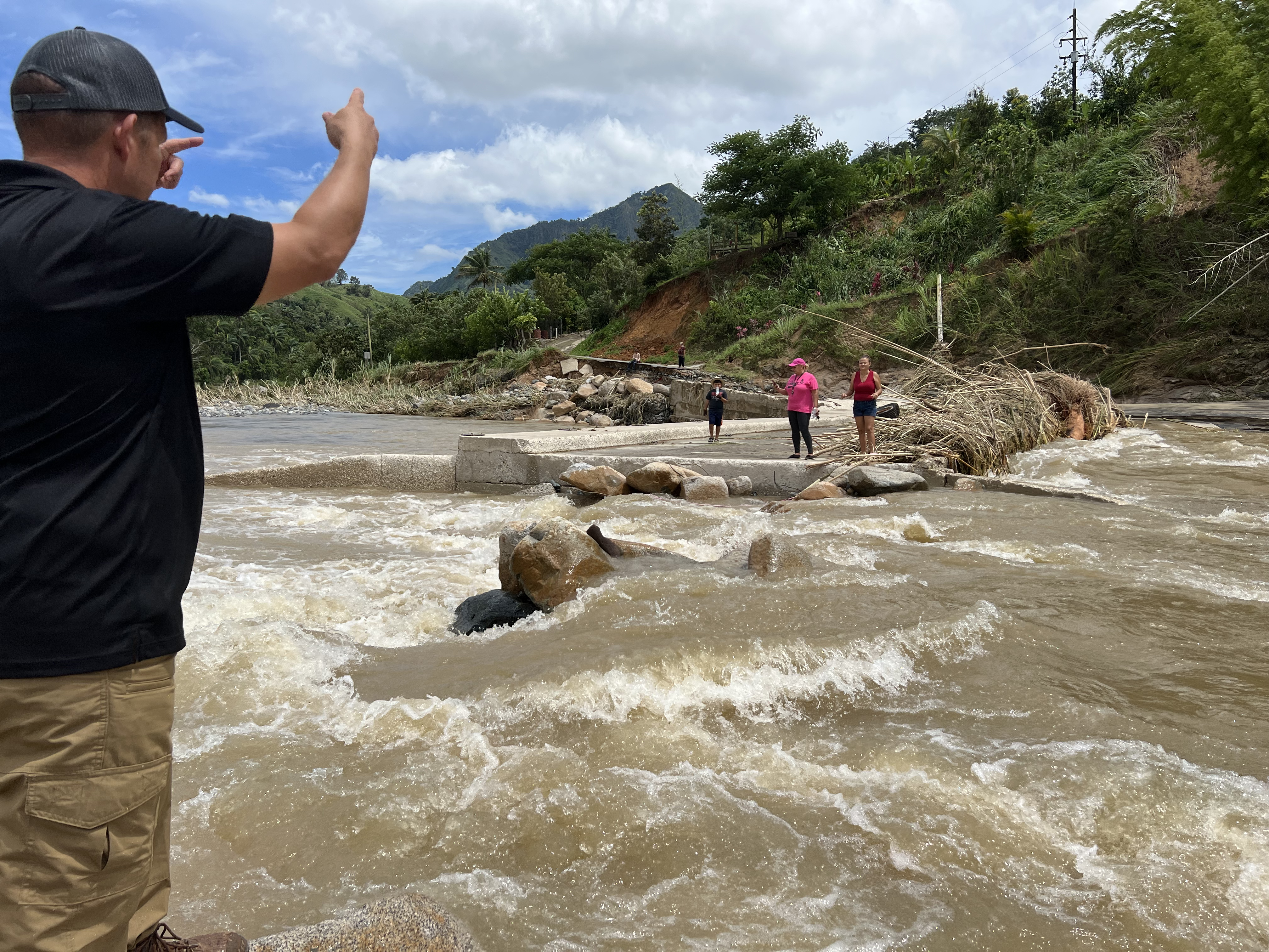 Sobre 50 familias aún permanecen incomunicadas en Utuado