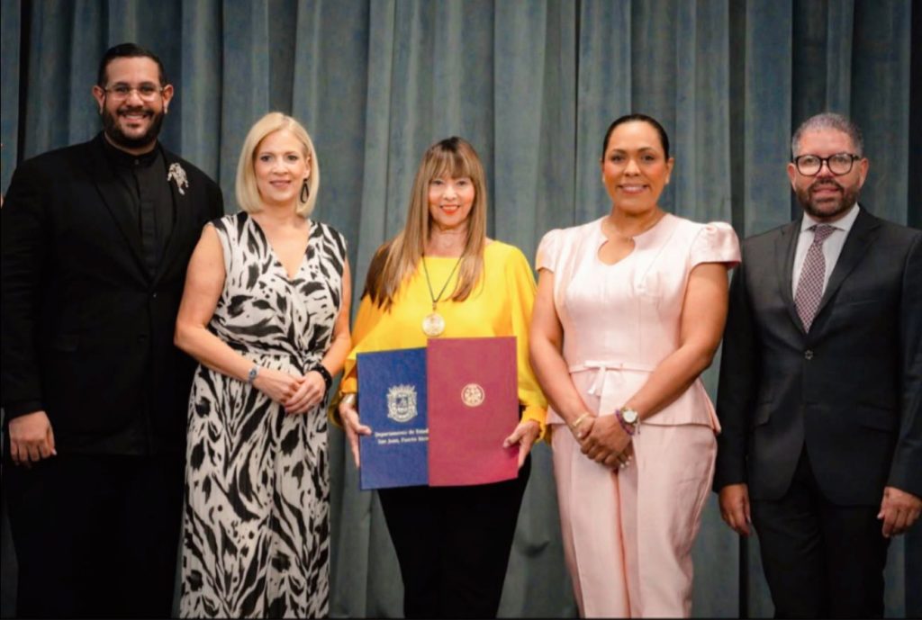 Reconocen a la utuadeña Aida Cabrera por su trayectoria en el modelaje en Puerto Rico