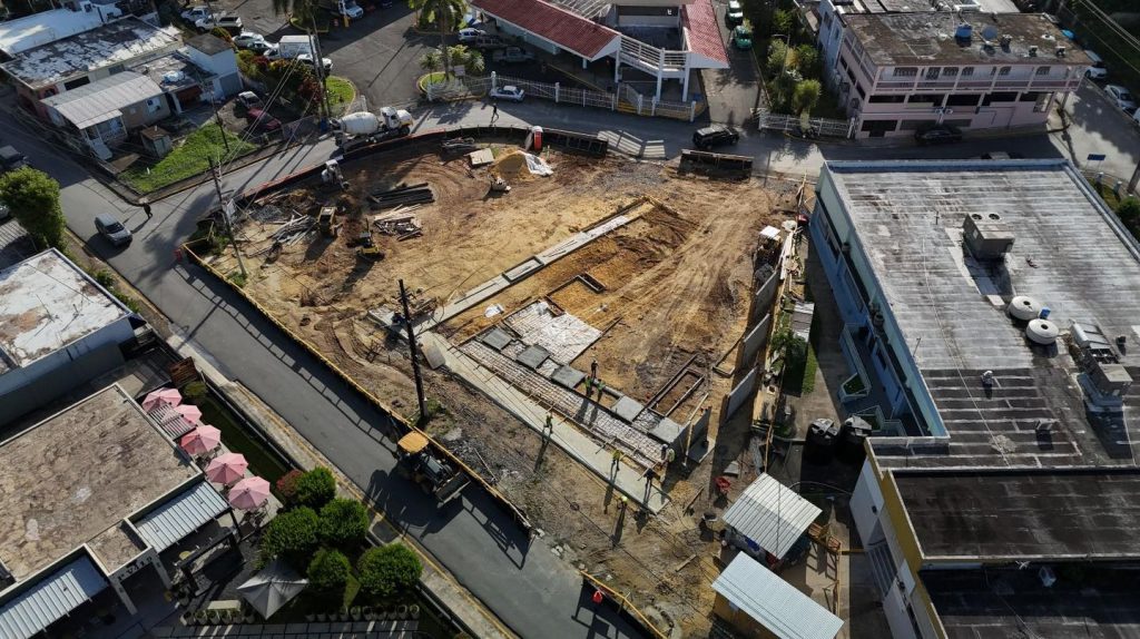 Comienza la construcción del nuevo estacionamiento de la Plaza del Mercado de Utuado