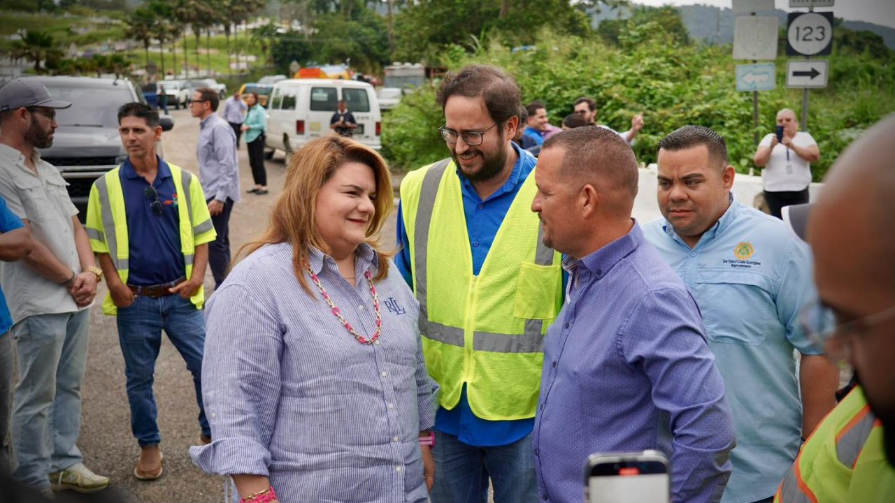 Gobernadora Jenniffer González inspecciona obras del puente de Salto Arriba en Utuado junto al alcalde Jorge Pérez Heredia