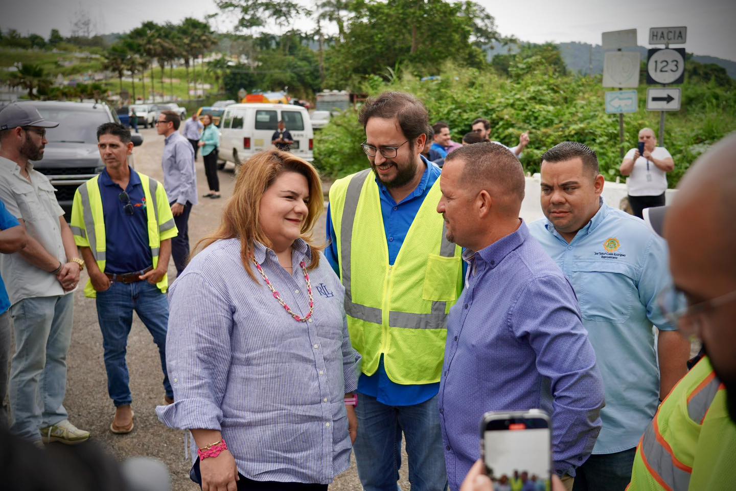 Gobernadora Jennifer González junto al alcalde de Utuado, Jorge Pérez Heredia