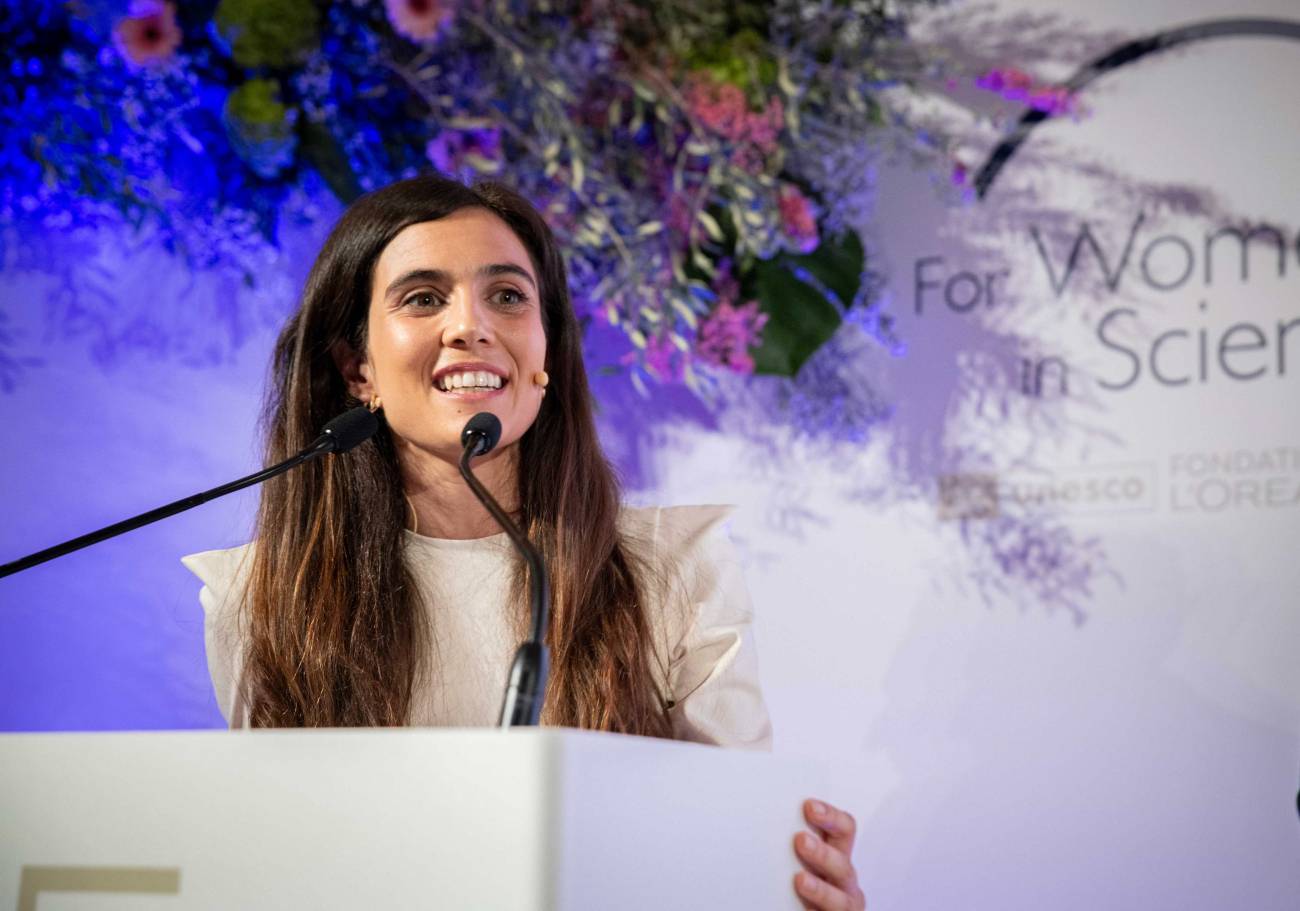 Carolina Villarroya durante su discurso tras ser premiada por el programa L’Oréal-UNESCO For Women in Science. / Jorge Panizo (L’Oréal)