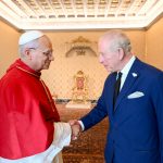 Bajo la bóveda de Miguel Ángel: el Rey Carlos III y el Papa León XIV oran juntos en la Capilla Sixtina