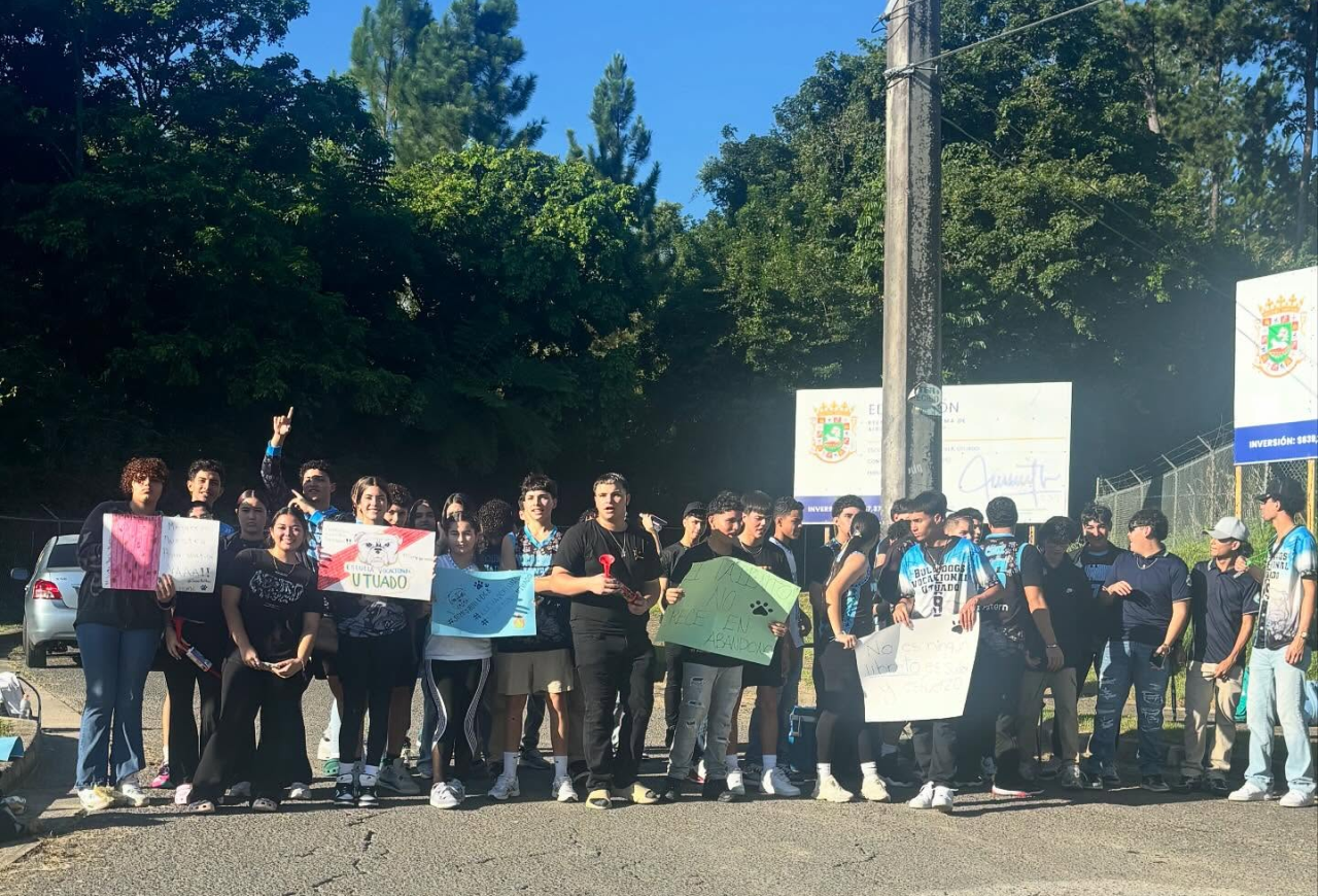 Estudiantes Escuela Vocacional Antonio Reyes Padilla de Utuado, se levantan en protesta
